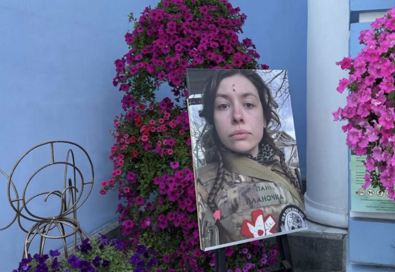 У Києві попрощалися з Євою Ройтер — 25-річною парамедикинею, яка загинула від російського удару, рятуючи людей