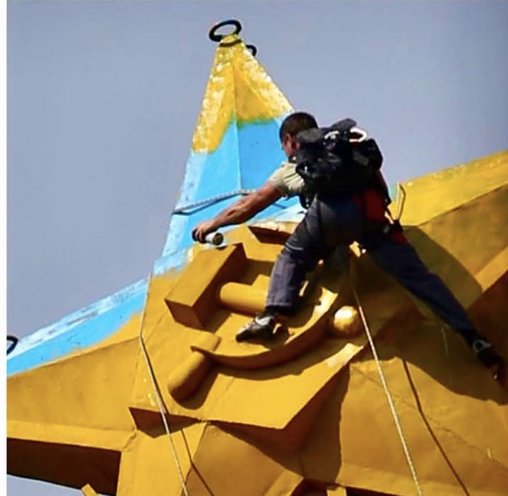 Де тепер руфер Павло, що розфарбував зірку та підняв український прапор у Москві?