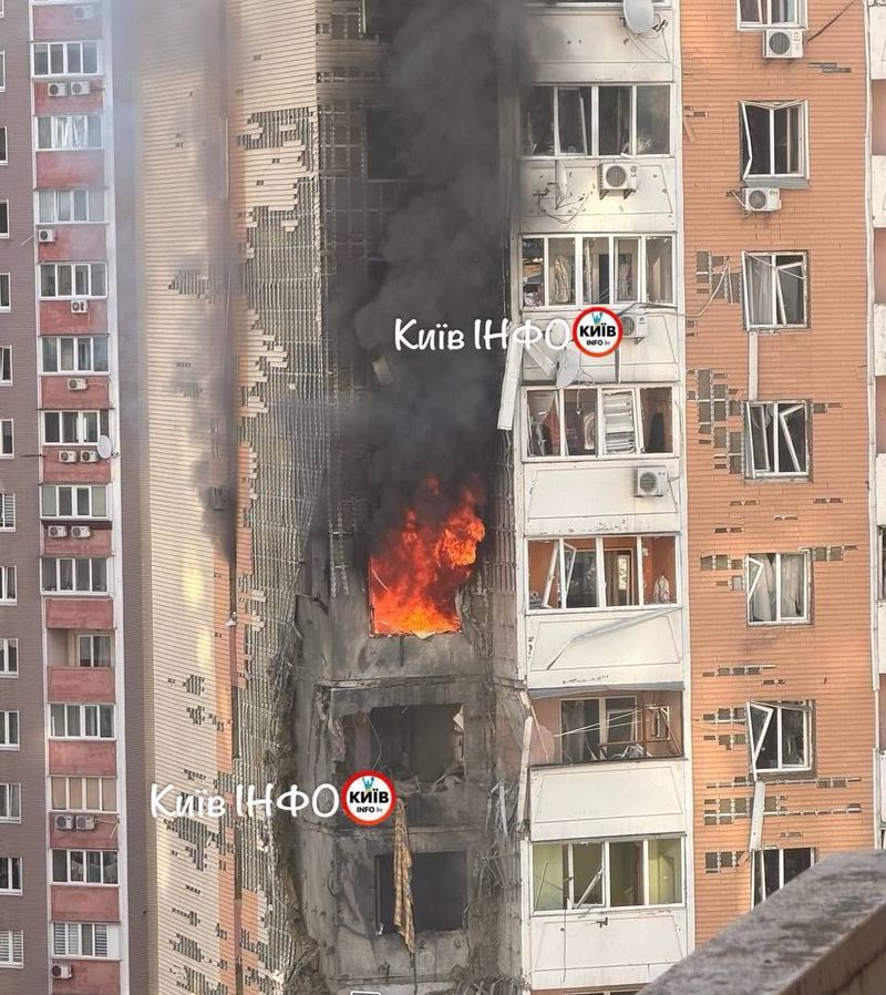 У Києві люди рятують автівки, відтягуючи голими руками уламок палаючого дрона