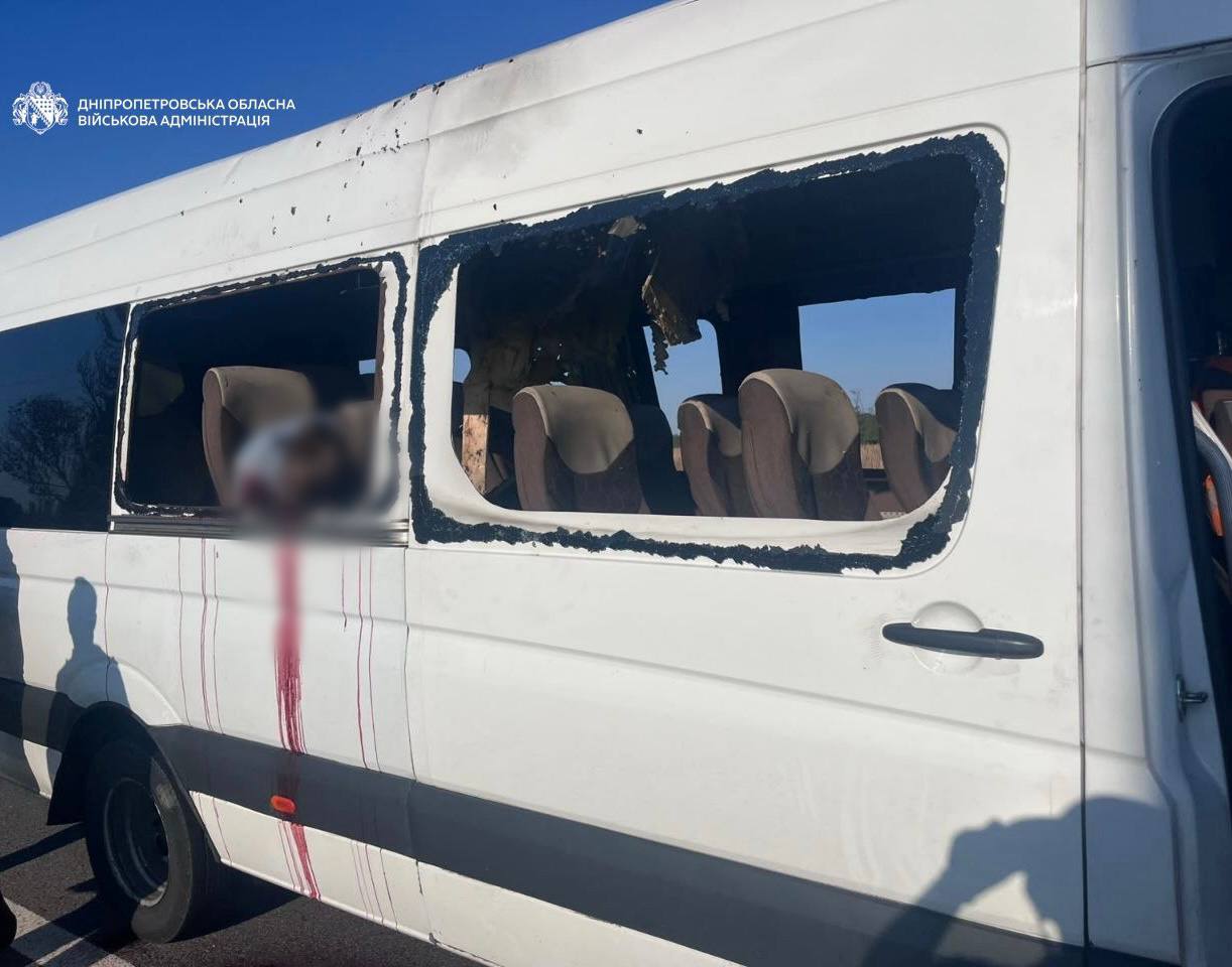 росіяни вдарили дроном по рейсовому автобусу на Дніпропетровщині: п’ятеро людей загинули