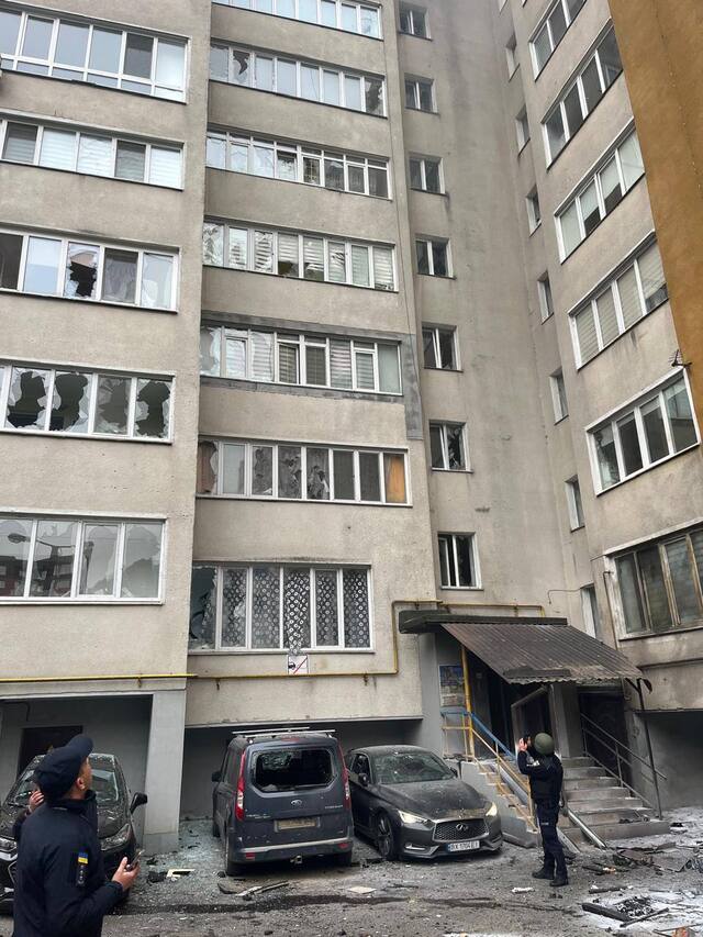 У Хмельницькому внаслідок повітряної атаки пошкоджено багатоповерховий будинок