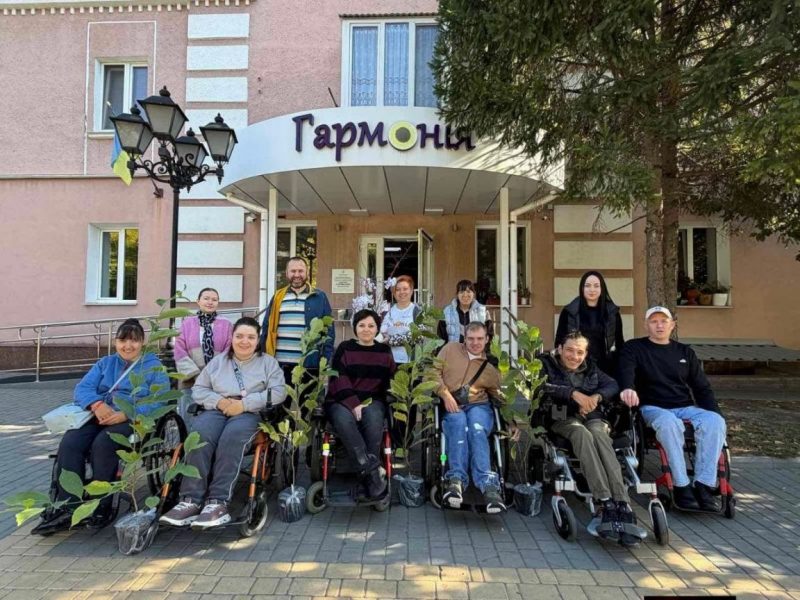 Військові на реабілітації висадили у Вінниці «Алею поколінь» із магнолій