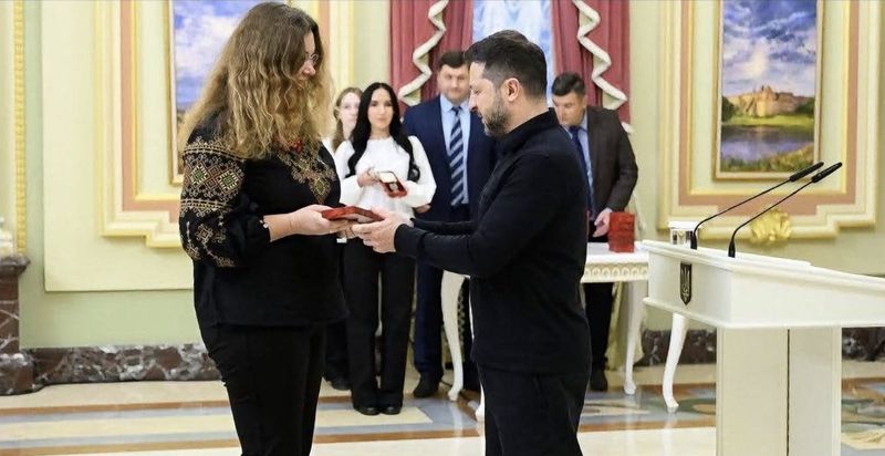 Вчительку з Вінниччини Ірину Опаренюк Президент Володимир Зеленський відзначив медаллю «За працю і звитягу»