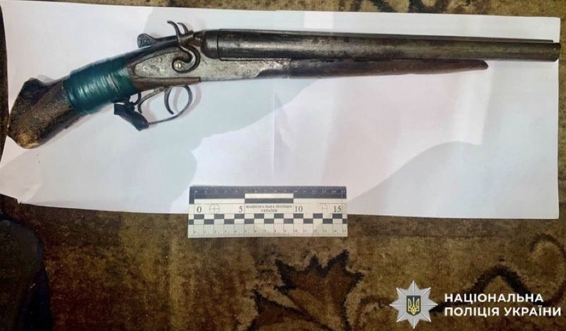 У Козятині поліція затримала чоловіка, який відкрив вогонь з обрізу в під’їзді багатоквартирного будинку