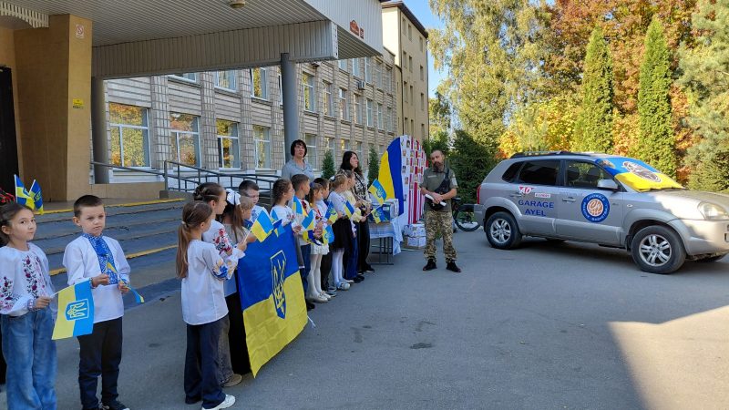 Учні вінницького ліцею №11 передали автомобіль на передову