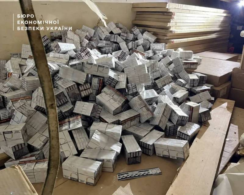 Замість меблів – 51 тисяча пачок сигарет: на Вінниччині викрили контрабандиста