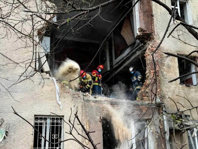 Внаслідок російського удару по житловому будинку у Вінниці – 7 постраждалих