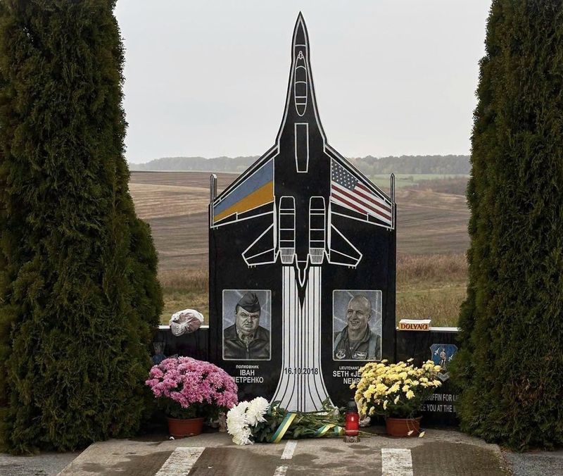 У роковини авіакатастрофи біля Уланова вшанували памʼять пілотів