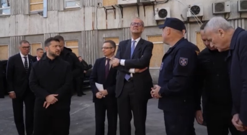 Мерц приїхав на місце влучання російського дрона по НАН у Києві