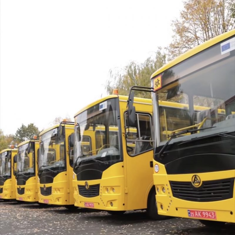 Ще 9 нових шкільних автобусів передали громадам Вінниччини