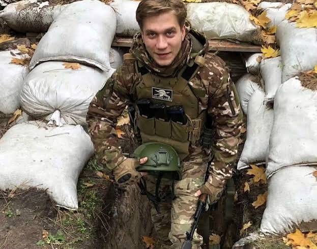 «Ти не наш, правда?» 15 днів він провів у ямі з російським військовим, який тримав його під прицілом. А потім вони грали в шахи, зліплені з глини. І коли з’явився український дрон, росіянин сказав лише одне: «Їсти замов»
