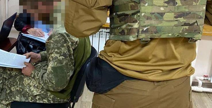 Військового завербували на сайті знайомств
