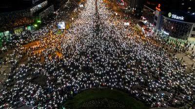 Сотні тисяч людей вийшли на вулиці Белграда в Сербії на мітинг