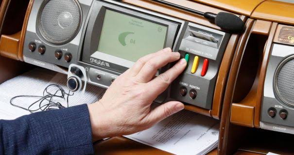 Рада не підтримала обмеження зарплат чиновників до 80 тисяч гривень на місяць