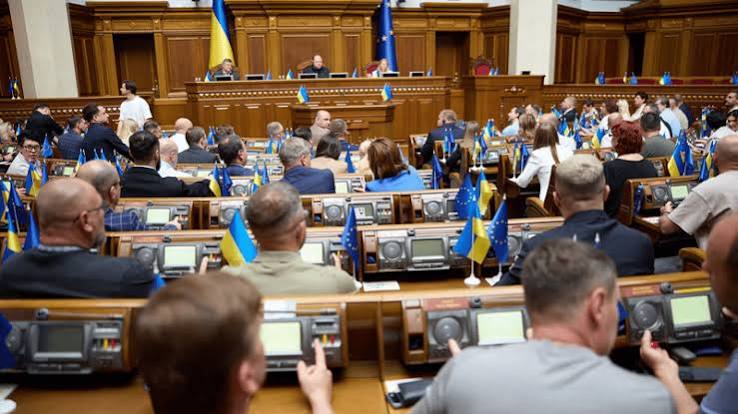 Верховна Рада ухвалила законопроєкт, що гарантує учням 10-х класів, які здобувають середню освіту за дворічною програмою, можливість завершити навчання у своїх школах