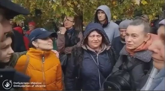 Жителі Олешок радо зустрічають українську делегацію