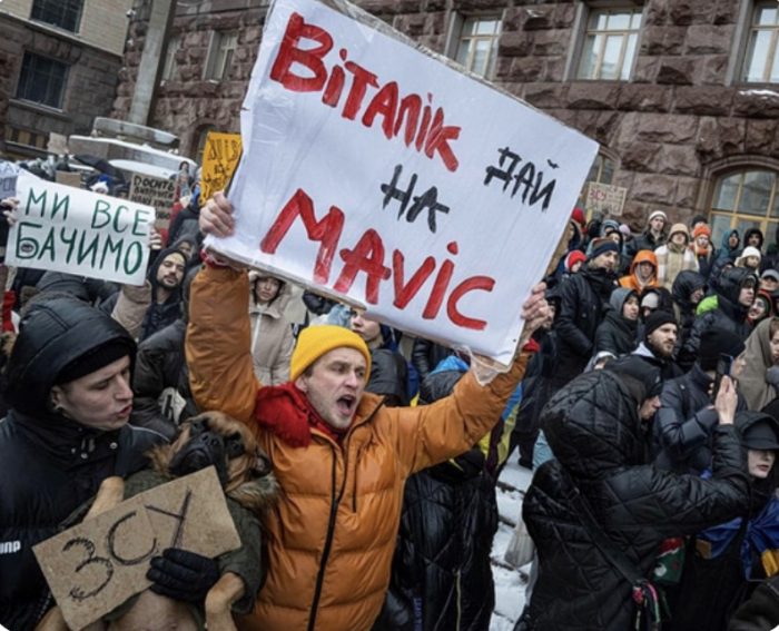 «Кличка у відставку!»: сотні киян вийшли під мерію.