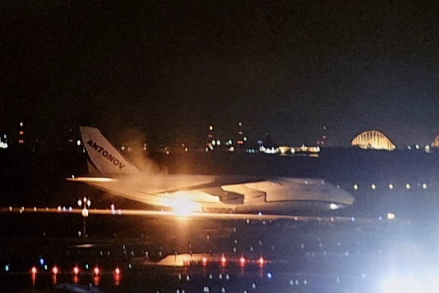Український літак Ан-124 «Руслан» загорівся під час посадки в Японії, — AviVector.