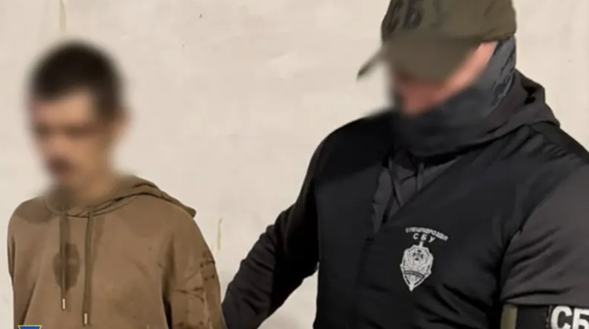 російський полонений втік і розстріляв п’ятьох бійців ЗСУ у будинку. Його вже затримали
