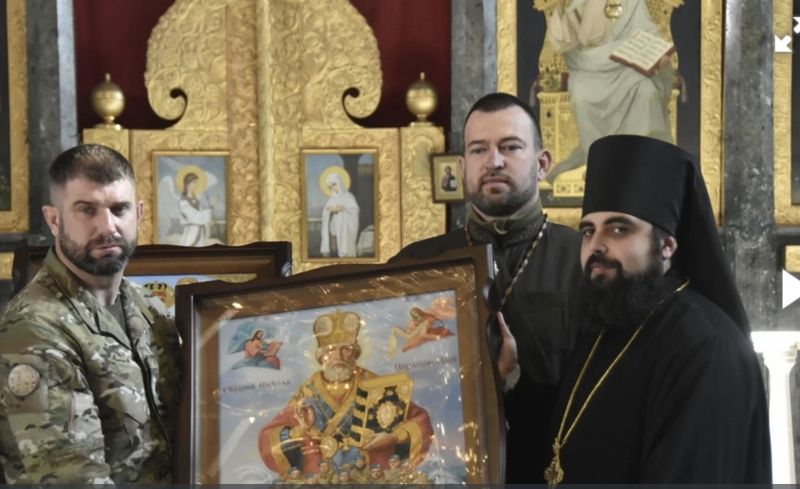 У Києво-Печерській лаврі освятили та передали три ікони підрозділам ЗСУ