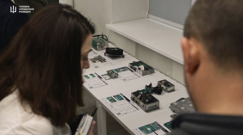 Експерти Науково-дослідного інституту ГУР показали представникам Сенату США західні компоненти російської зброї